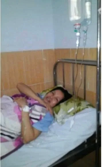 Cô Thy Hường trong phòng hậu phẫu năm 2015
